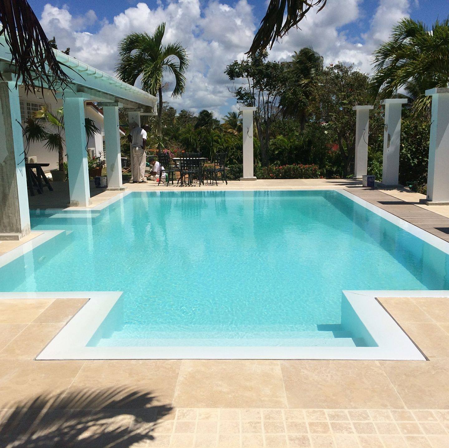 Piscine travertin palmiers