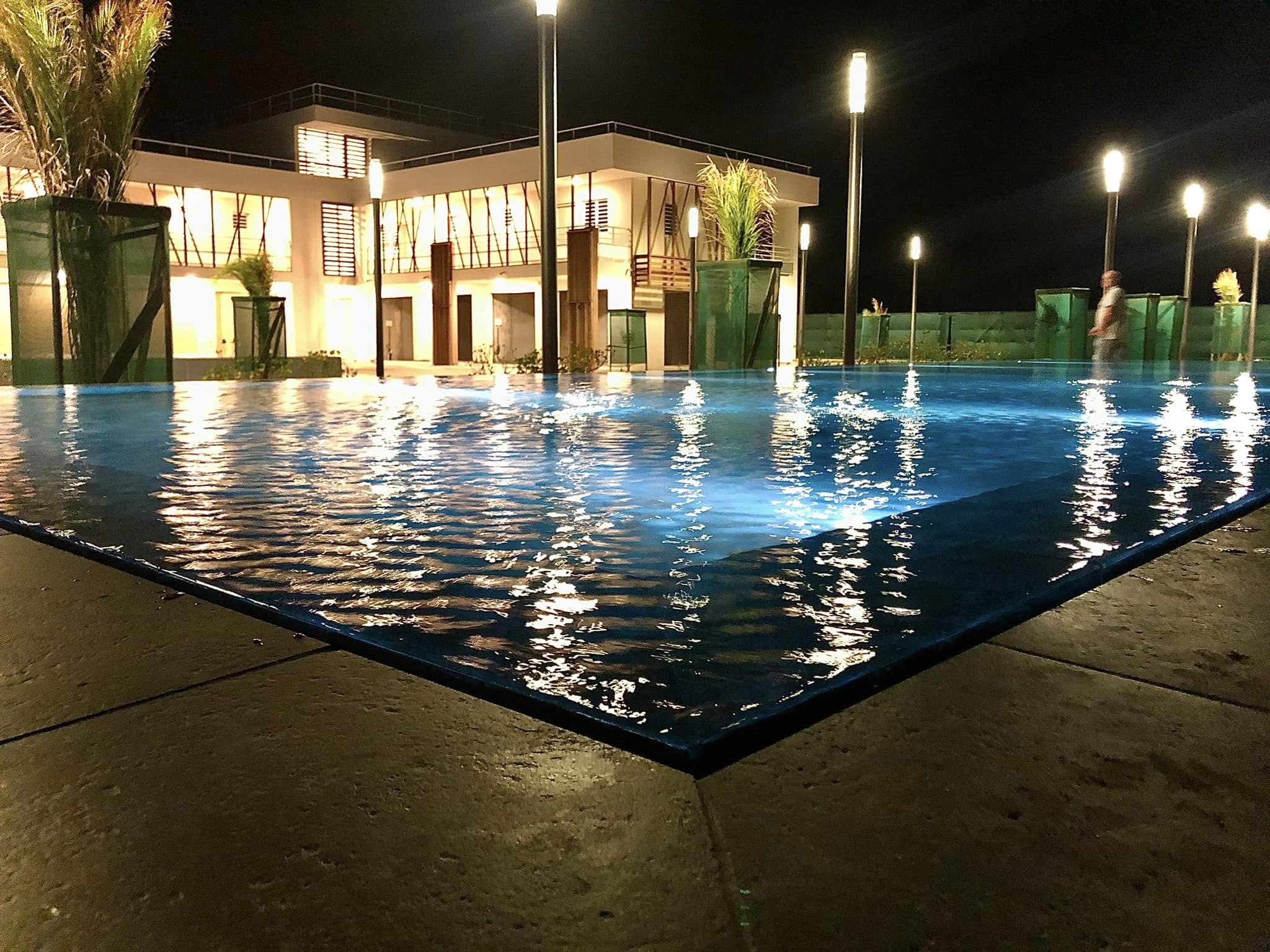 Piscine illuminée nuit